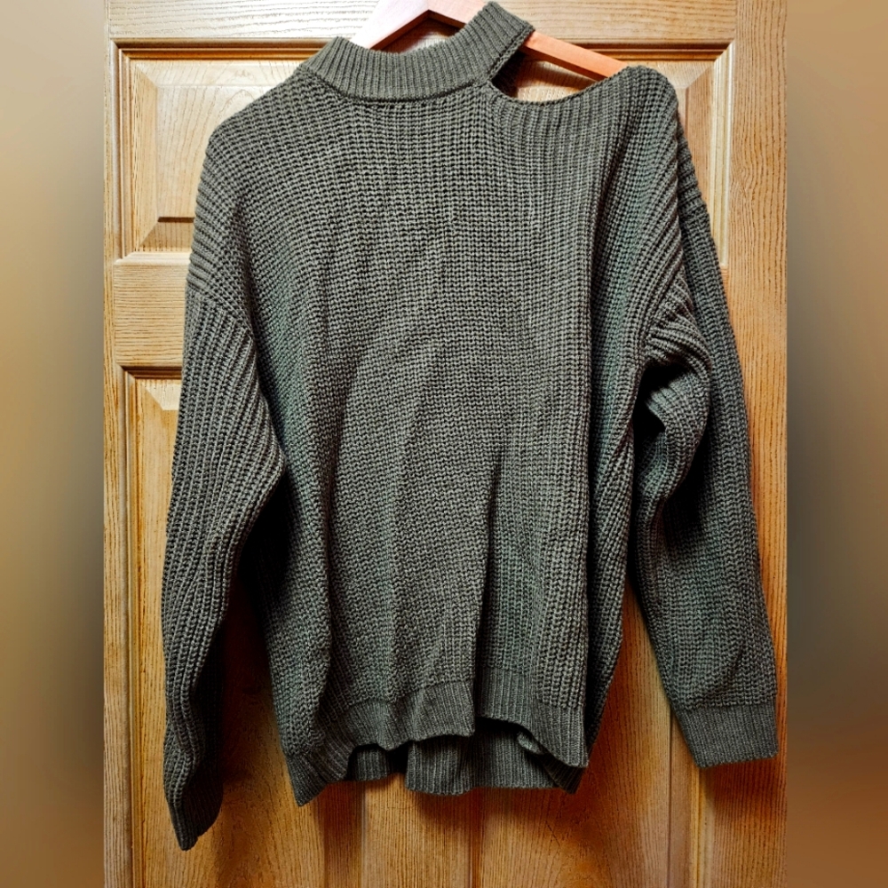 ⁰Forever 21   New  asymmetrical cold/open shoulder green sweater size L